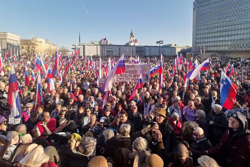 Med protestom upokojencev več sumov kaznivih dejanj, v RTV metanje jajc