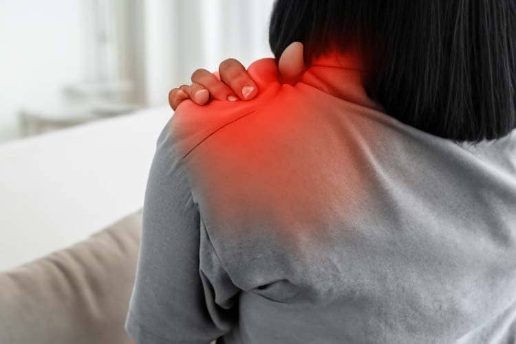 Močna bolečina v desni rami: Vzroki, simptomi in zdravljenje