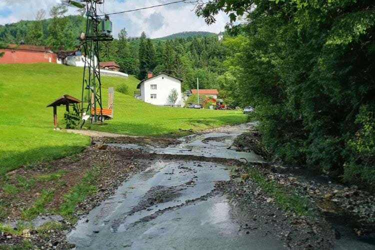 Plaz grozi 15 stanovanjskim objektom v središču mesta