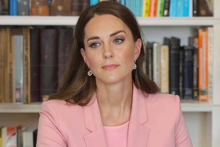 Trditve o Prisili: Princesa Kate naj bi bila prisiljena priznati boj z rakom