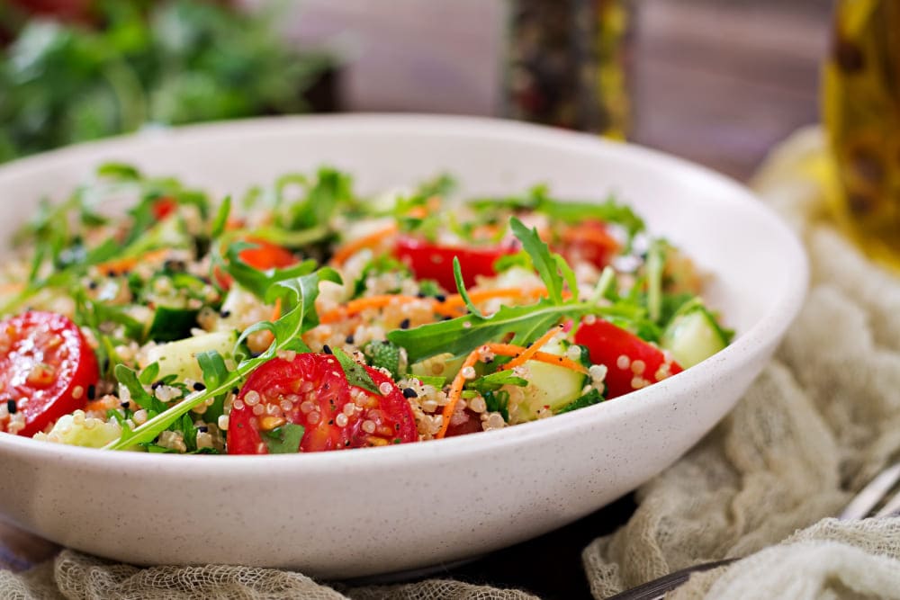 Quinoa solata z zelenjavo: Recepti brez glutena in laktoze