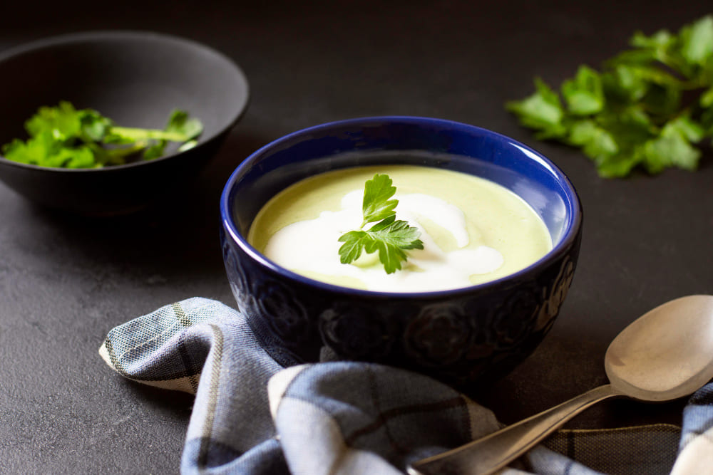 Koristi špargljeve juhe s krompirjem: špargljeva juha recept

